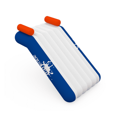 miniatura de un juego acuatico blanco, rojo y azul